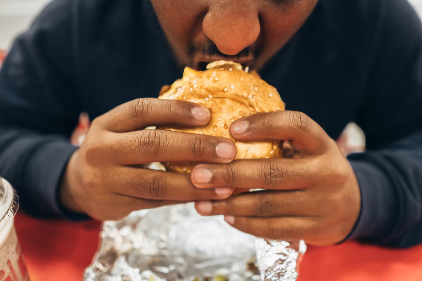 hamburger in mano.jpg